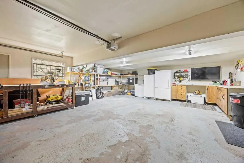 380 Strathcona Drive SW