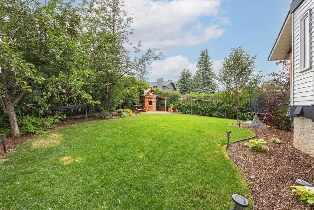 380 Strathcona Drive SW