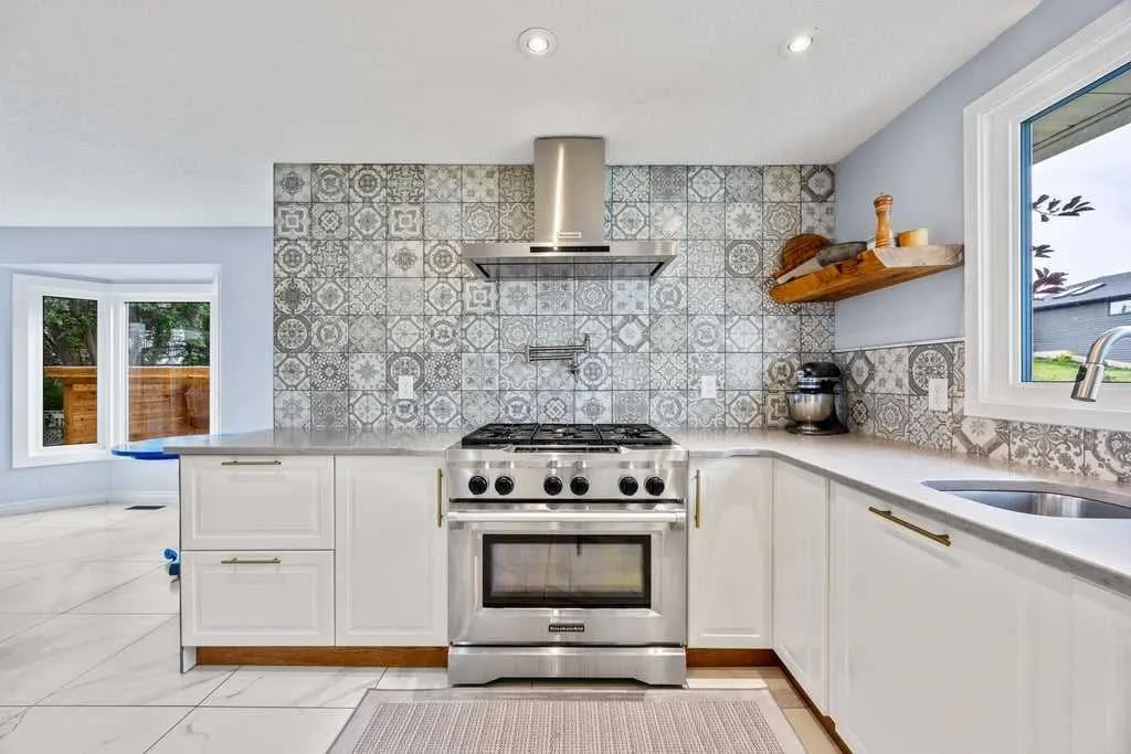 380 Strathcona Drive SW