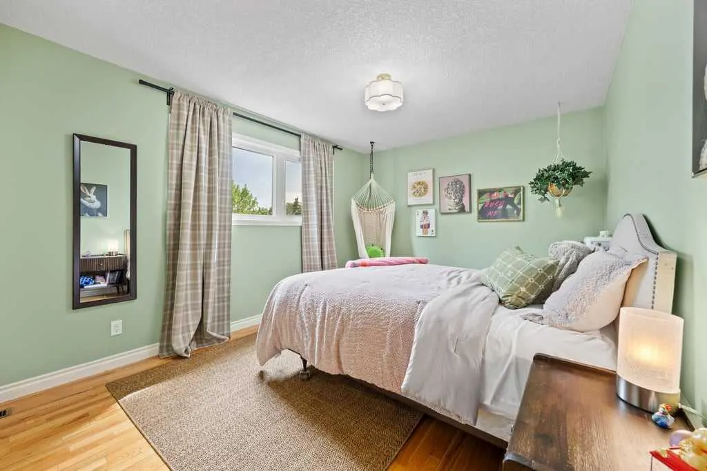 380 Strathcona Drive SW