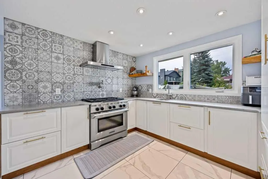 380 Strathcona Drive SW