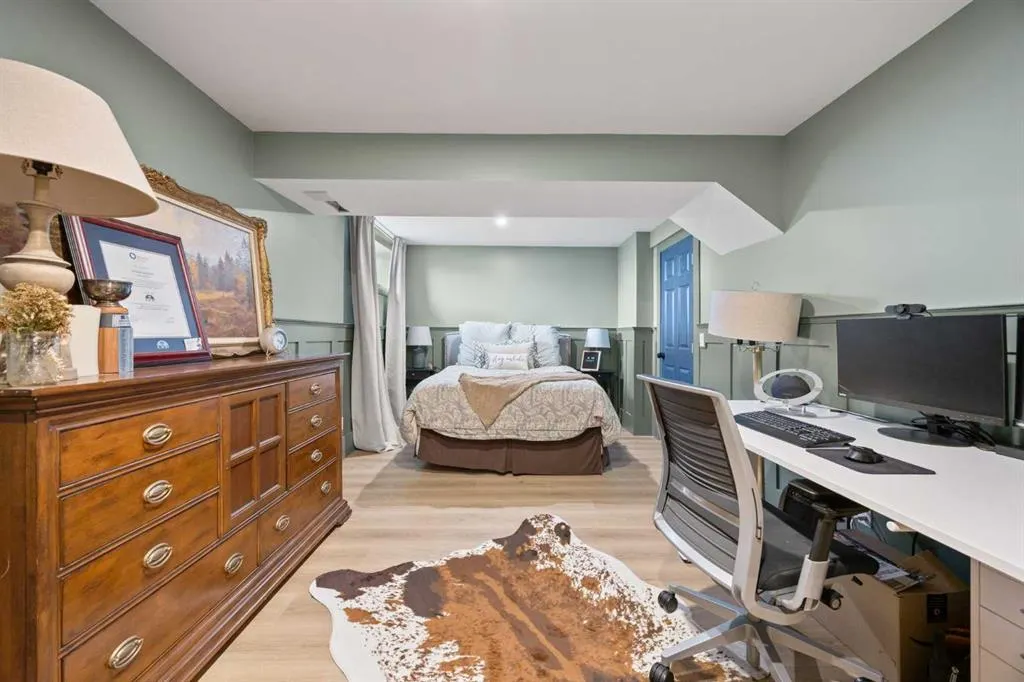 110 West Lakeview Crescent