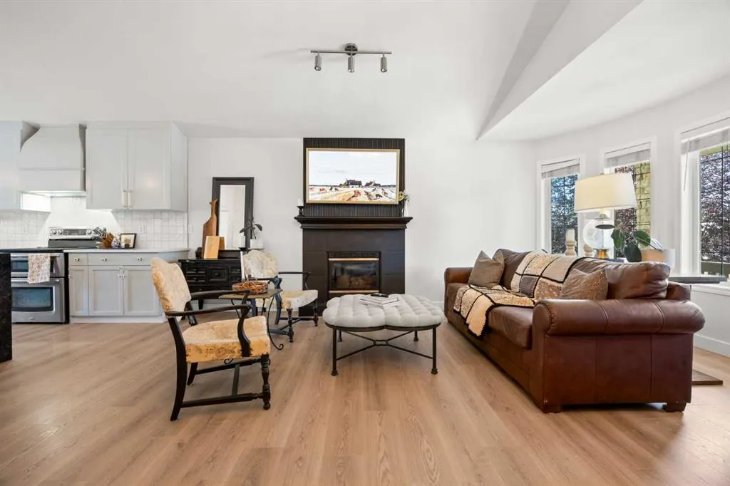 110 West Lakeview Crescent