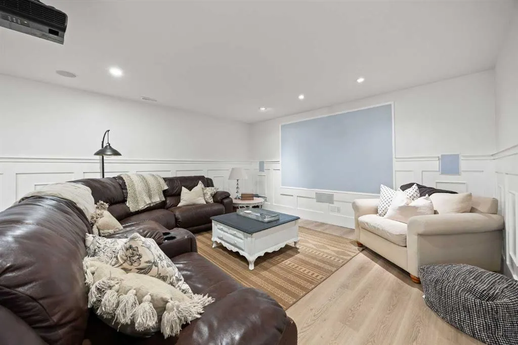 110 West Lakeview Crescent
