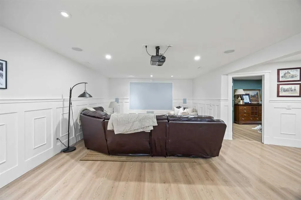 110 West Lakeview Crescent