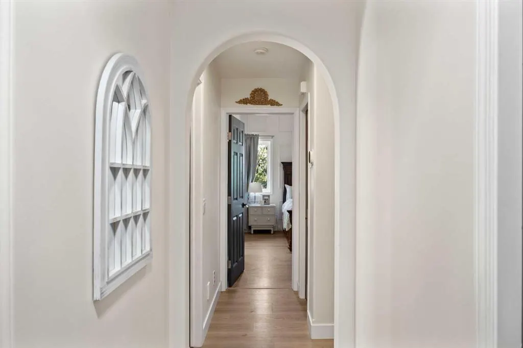 110 West Lakeview Crescent