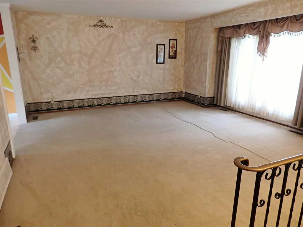 4324 Airport Crescent