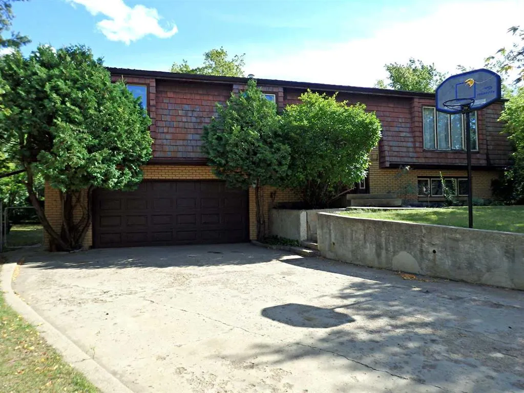 4324 Airport Crescent