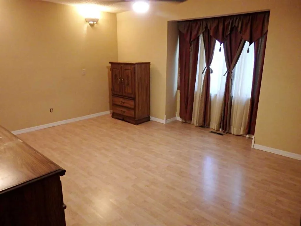 4324 Airport Crescent
