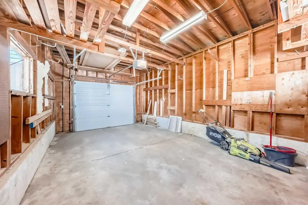 191 Lake Arrow Green SE