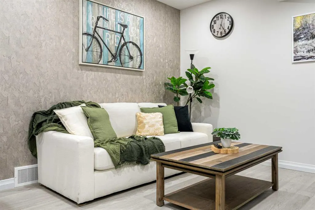 100 Magnolia Crescent SE