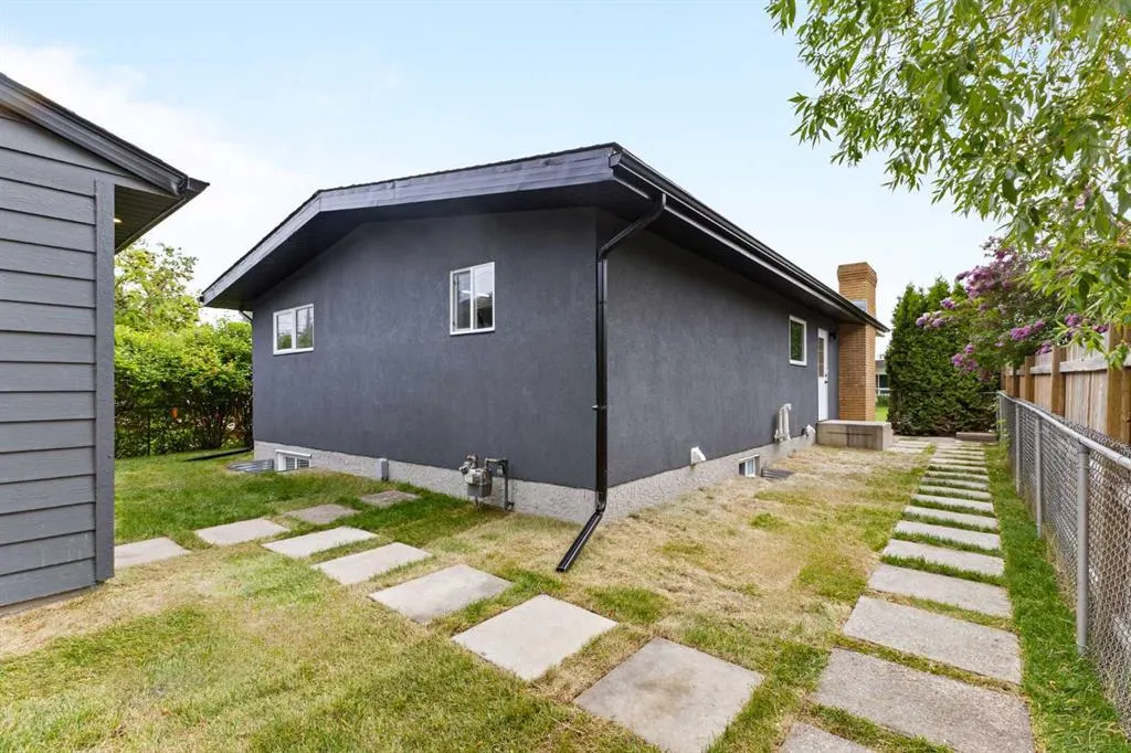 611 Agate Crescent SE