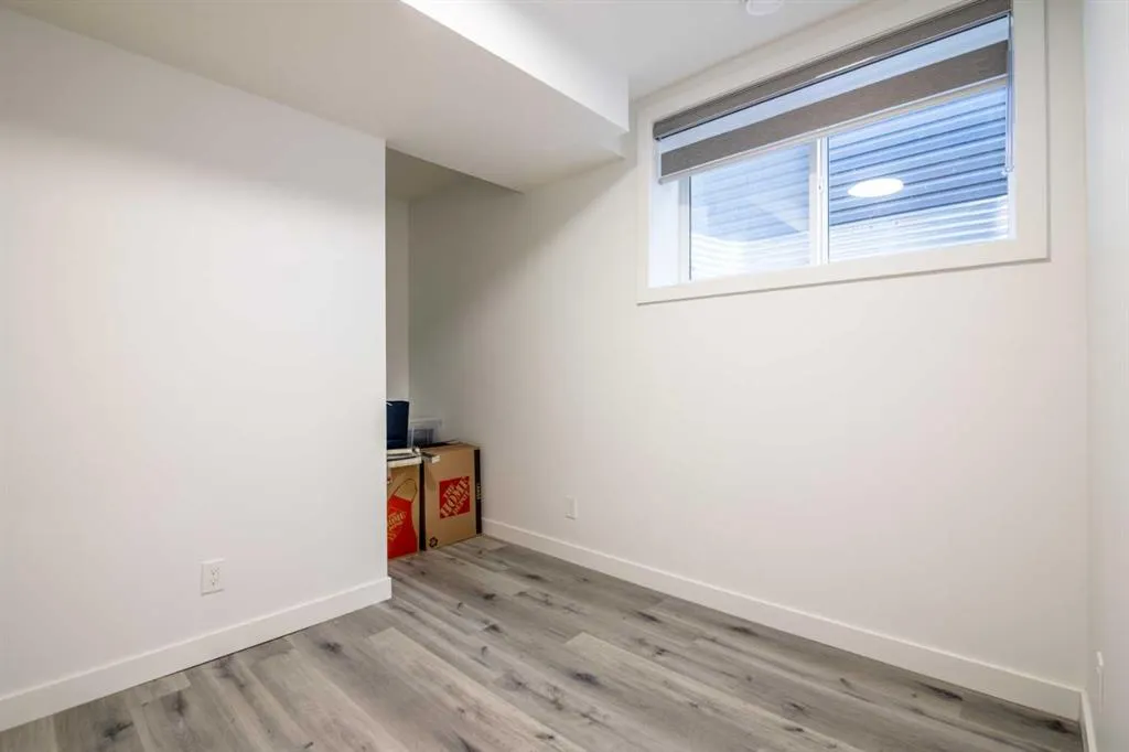 21 Ambleside Crescent NW