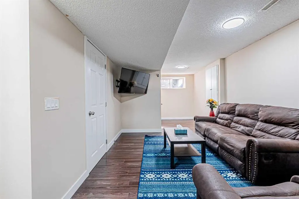 131 Skyview point Crescent NE