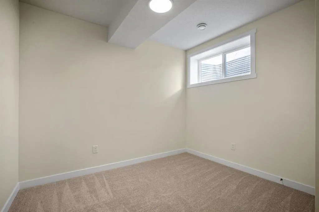 585 Corner Meadows Way NE
