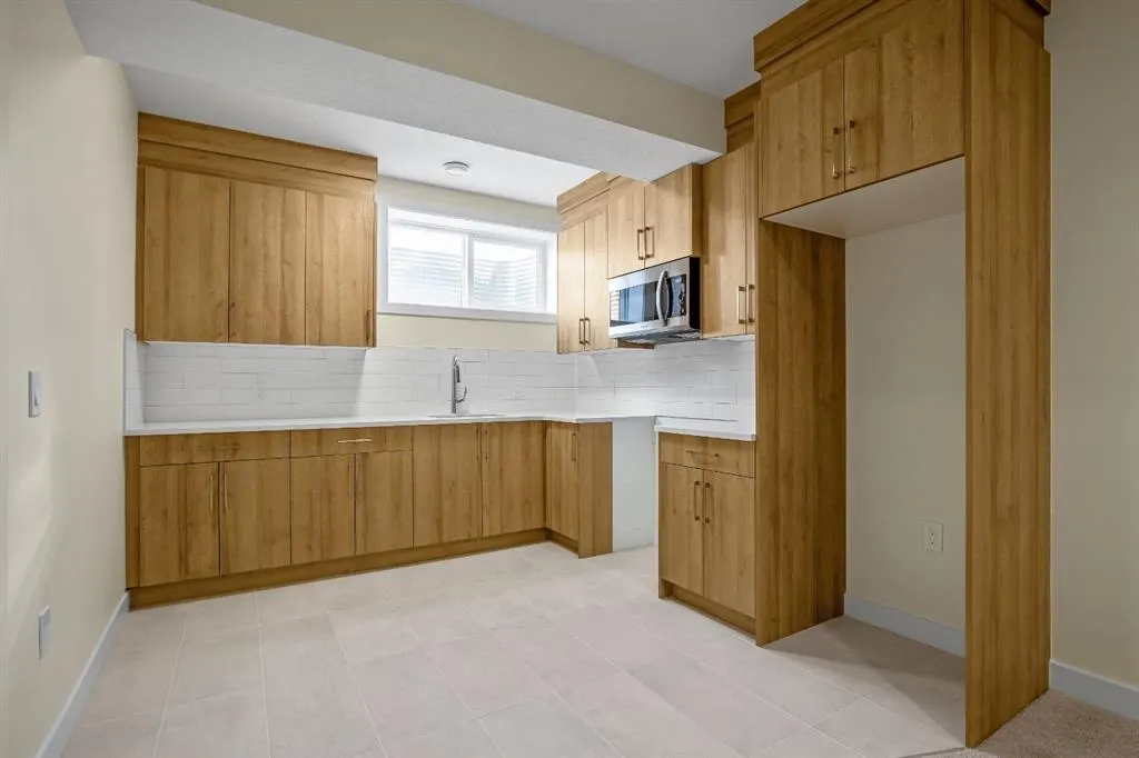 585 Corner Meadows Way NE