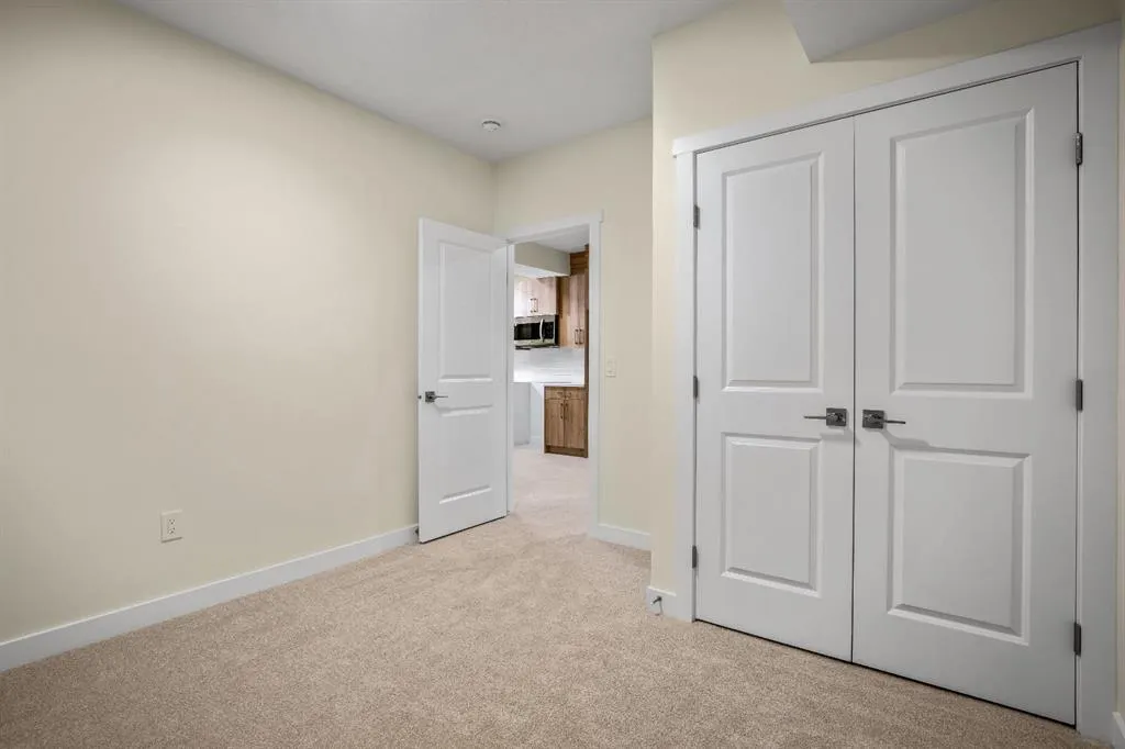 585 Corner Meadows Way NE