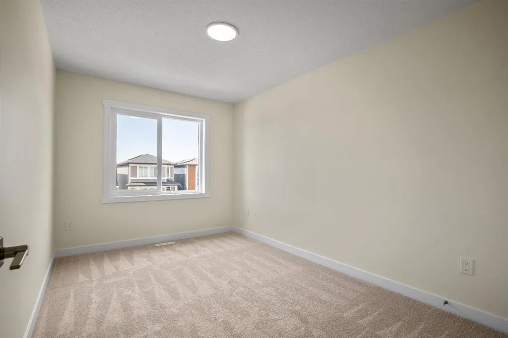 585 Corner Meadows Way NE