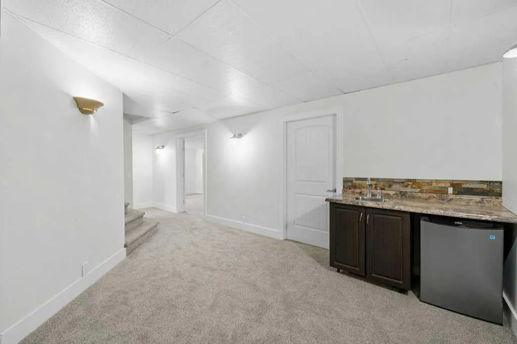 54 Mckenzie Lake Manor SE
