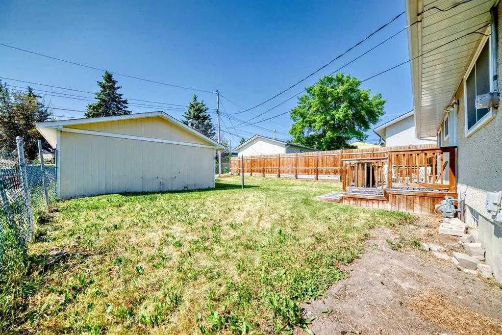 631 Hunts Crescent NW