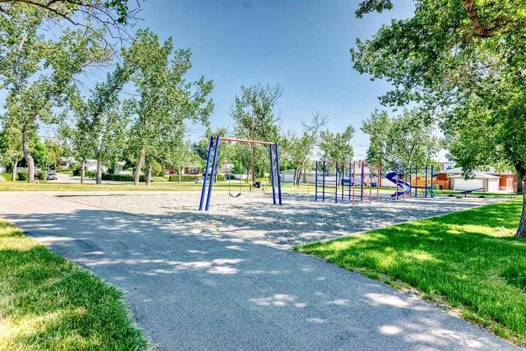 631 Hunts Crescent NW