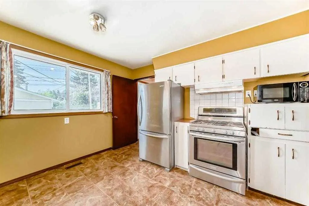 631 Hunts Crescent NW