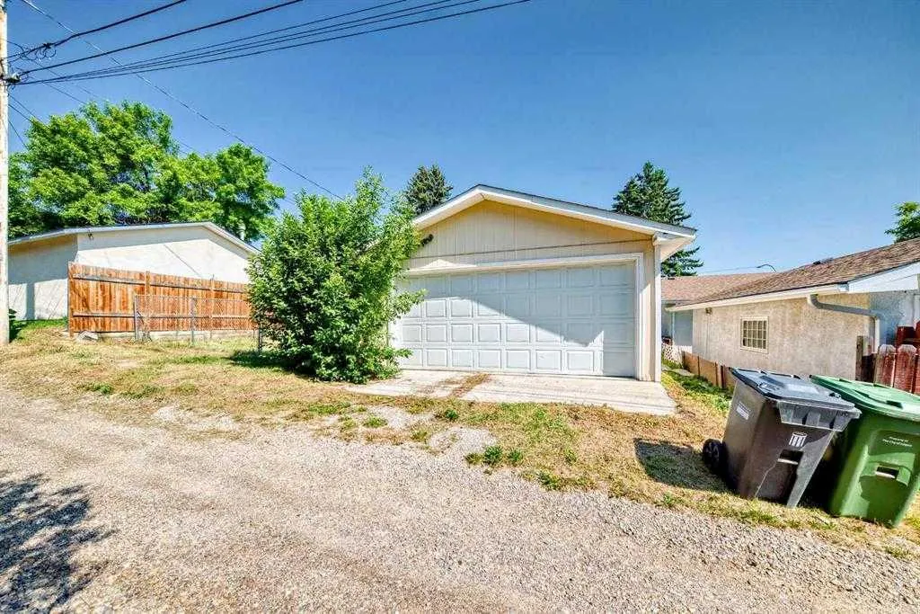 631 Hunts Crescent NW