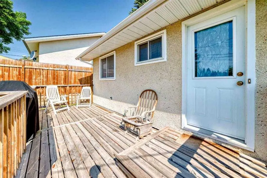 631 Hunts Crescent NW