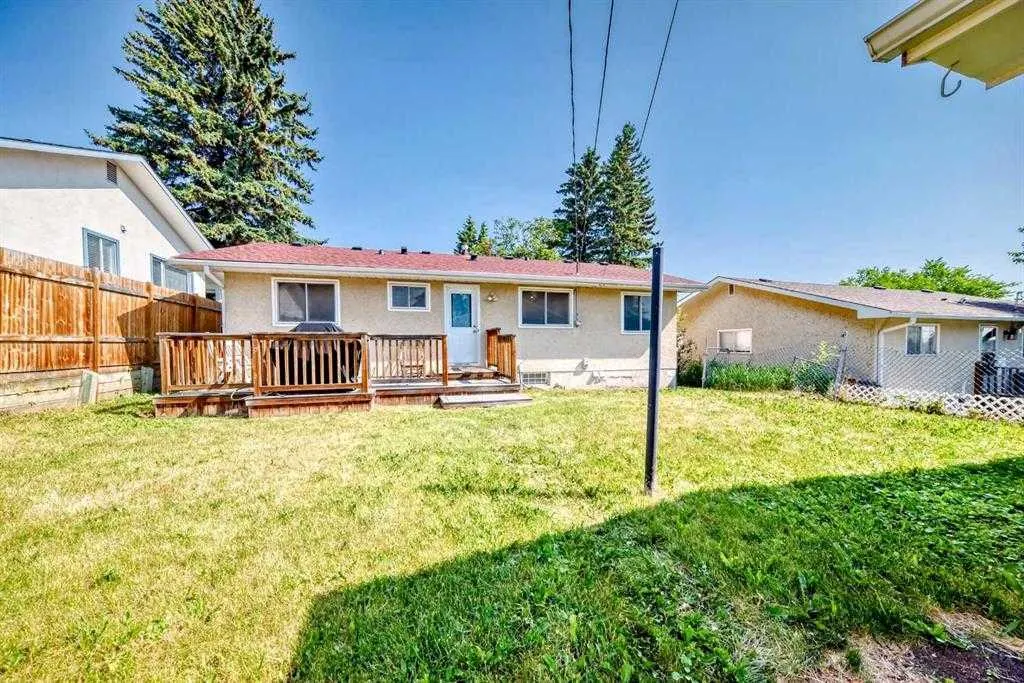 631 Hunts Crescent NW