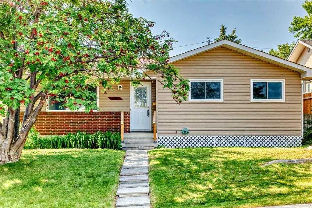 631 Hunts Crescent NW