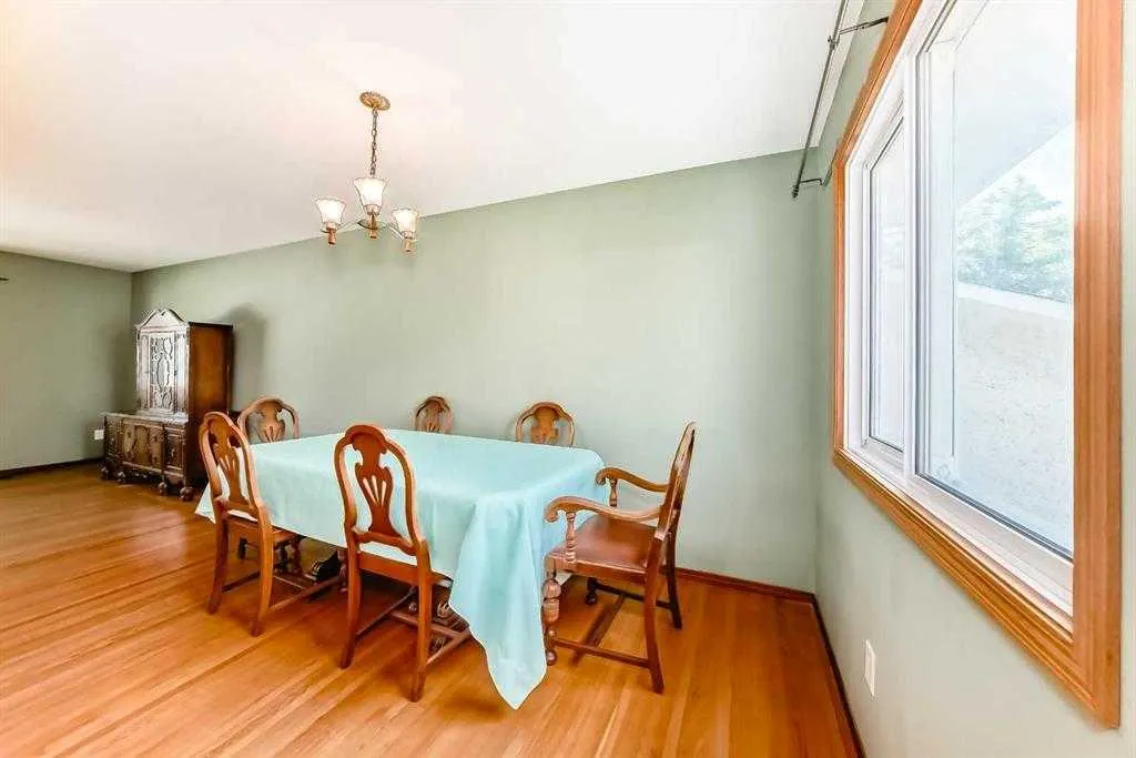 631 Hunts Crescent NW