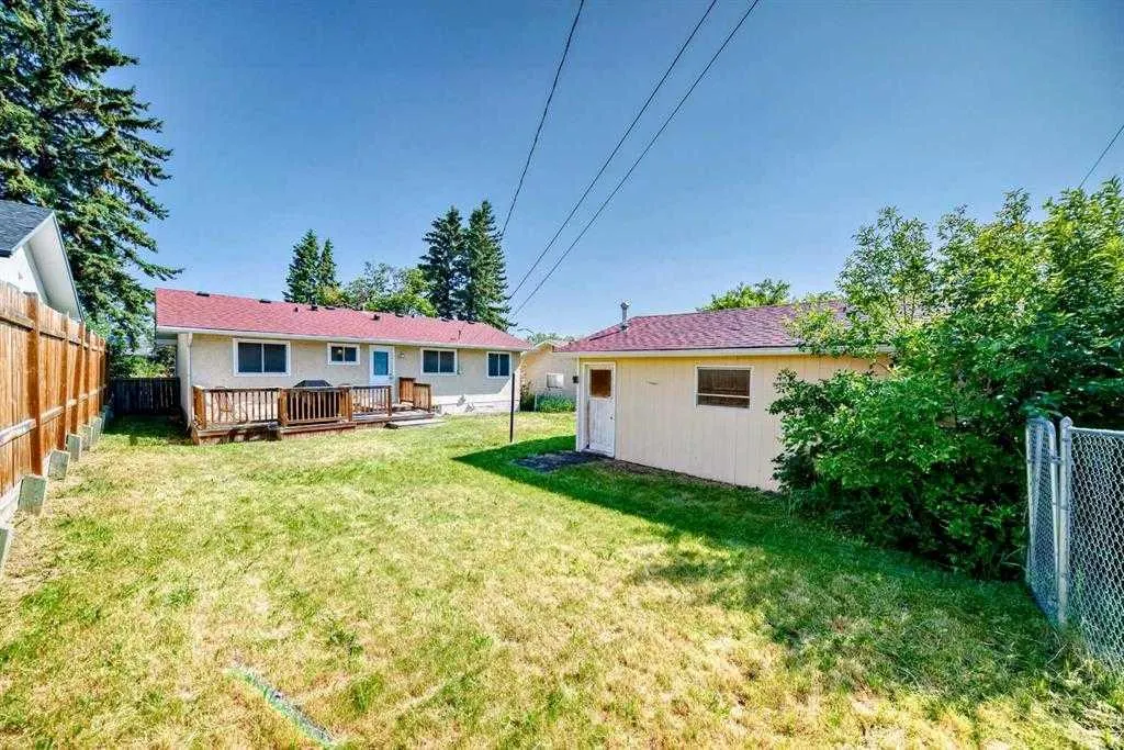 631 Hunts Crescent NW