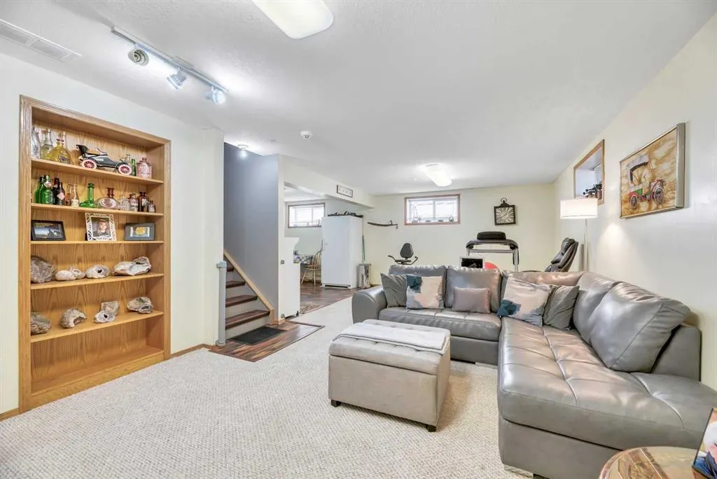 27 Strathmore Lakes Way