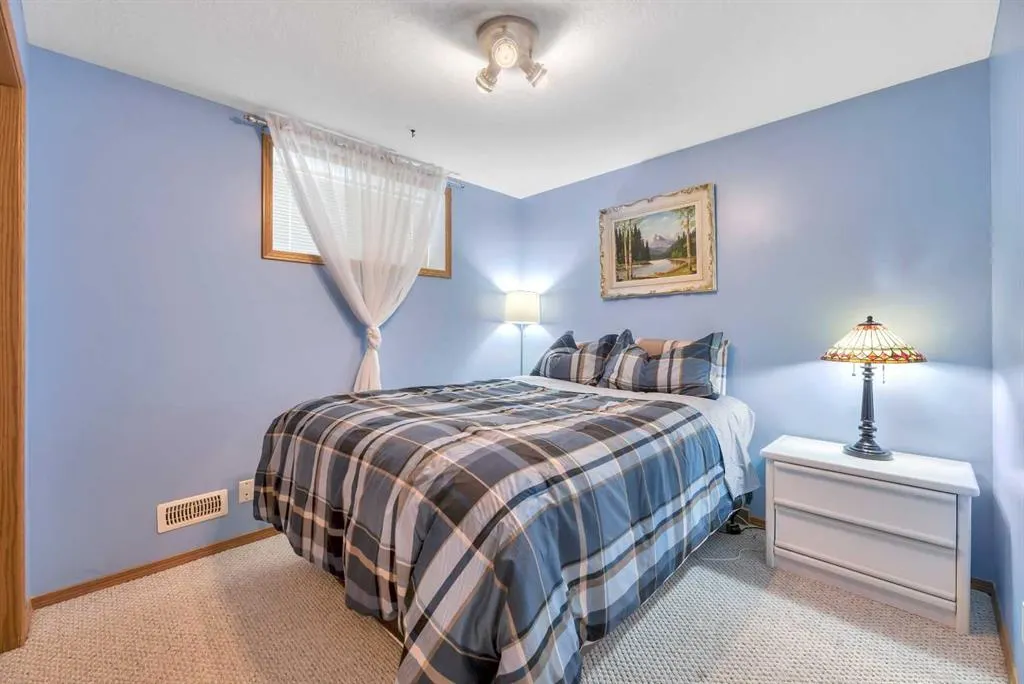 27 Strathmore Lakes Way