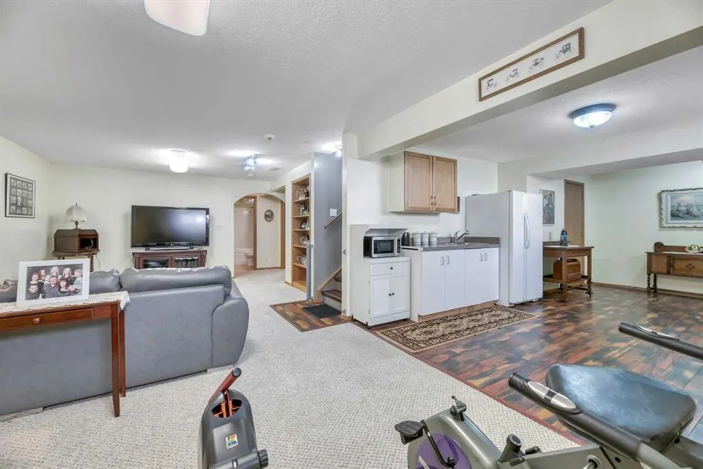 27 Strathmore Lakes Way