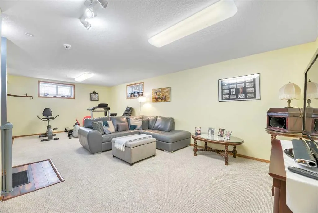 27 Strathmore Lakes Way