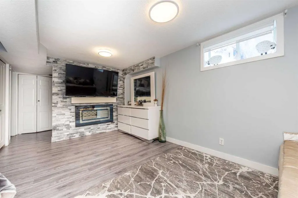 23 Falsby Place NE