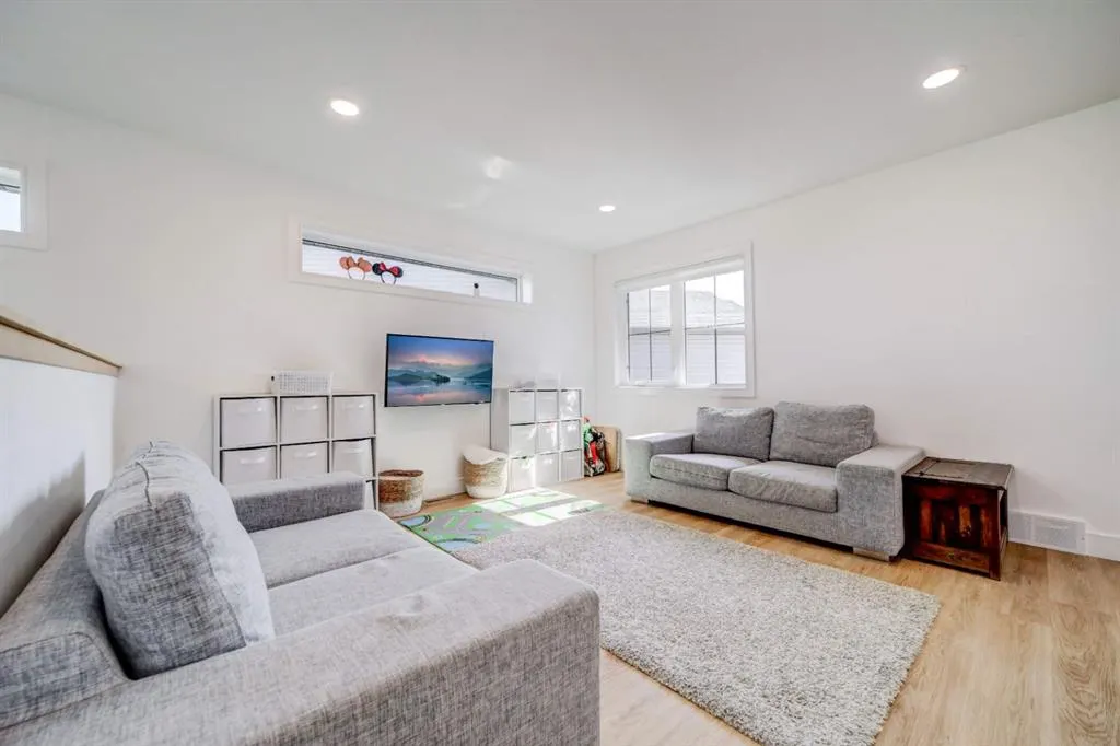 1206 Pacific Circle W
