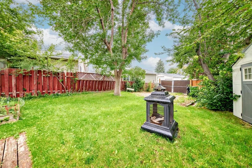 319 Pinegreen Close NE