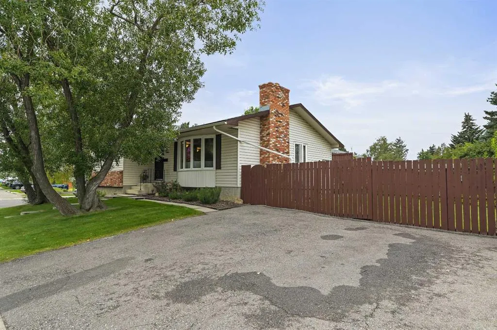 1860 Lysander Crescent SE