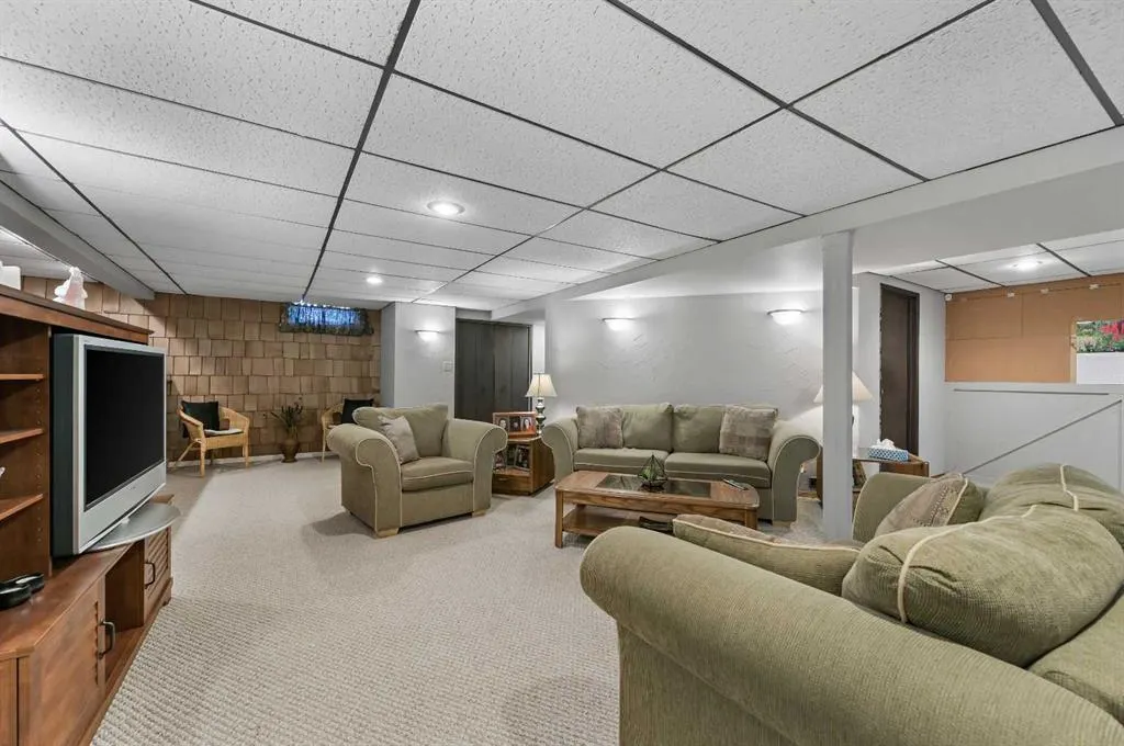 1860 Lysander Crescent SE