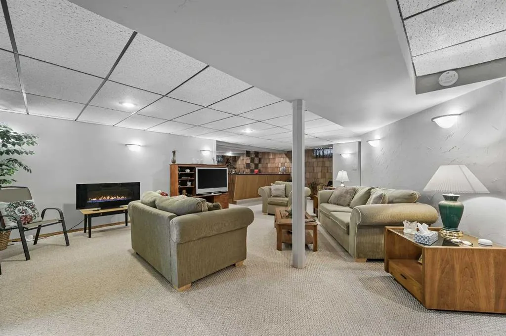 1860 Lysander Crescent SE