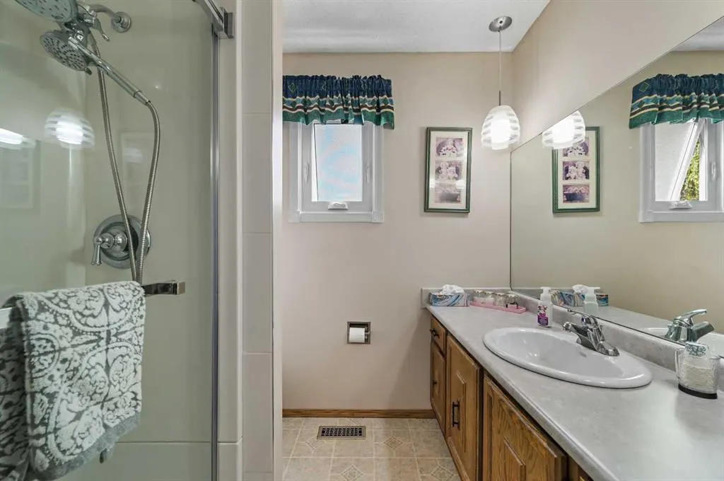 1860 Lysander Crescent SE
