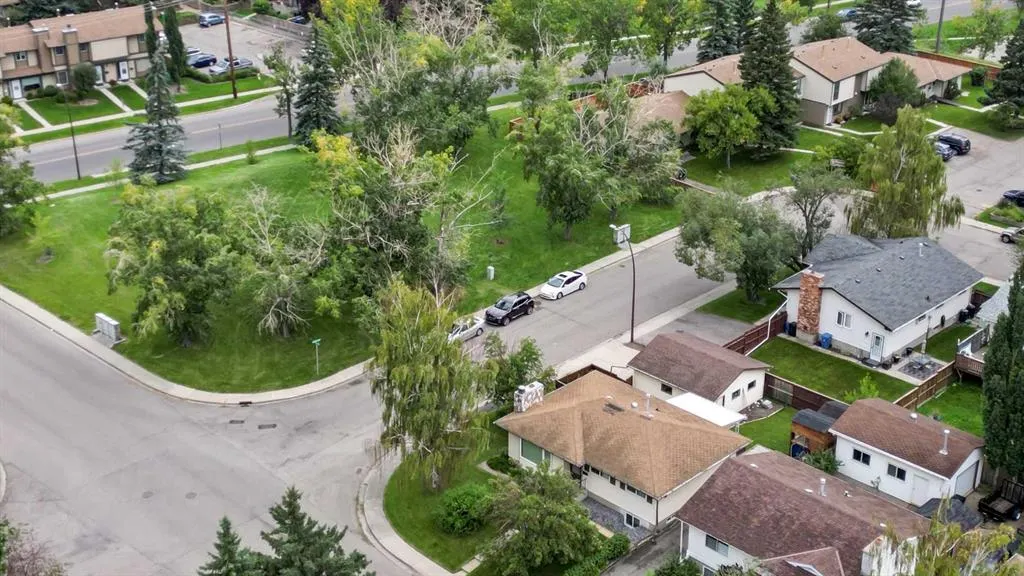 1860 Lysander Crescent SE