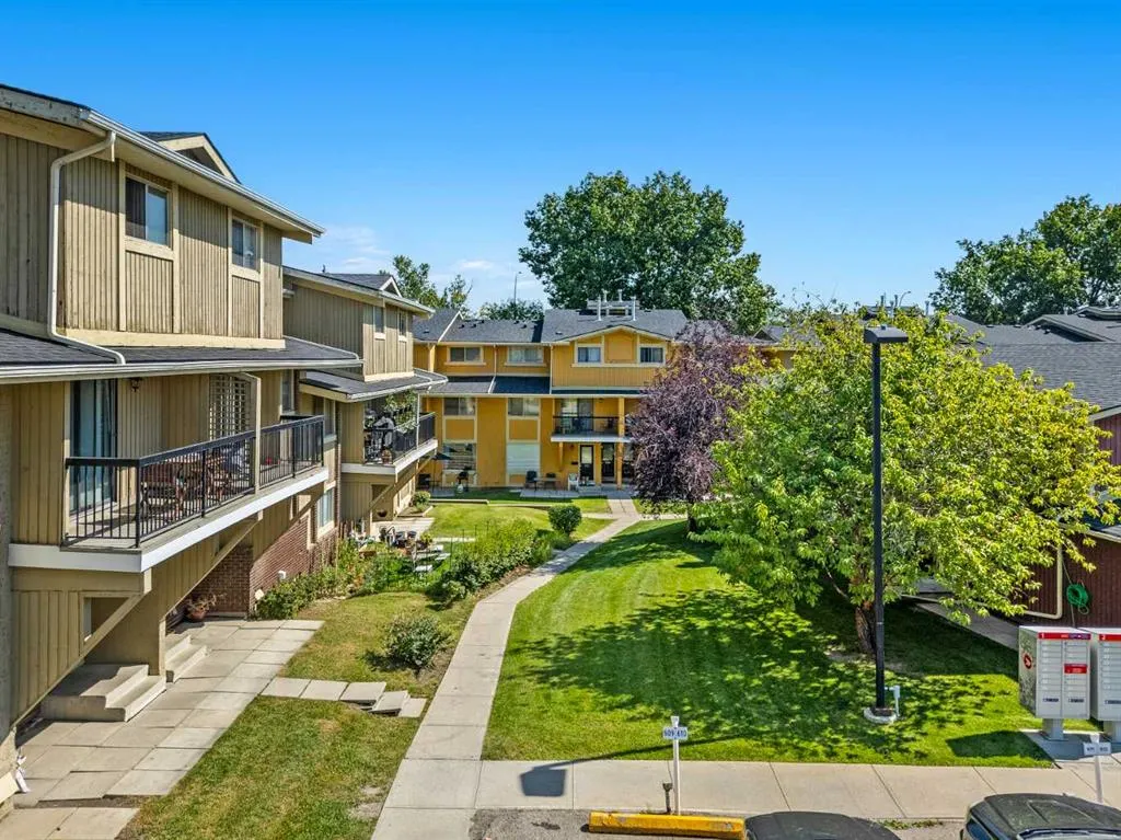 2200 Woodview Drive SW, #702