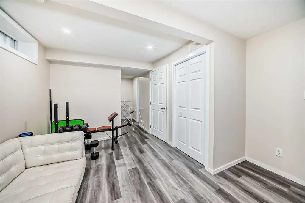 110 Edgeburn Crescent NW