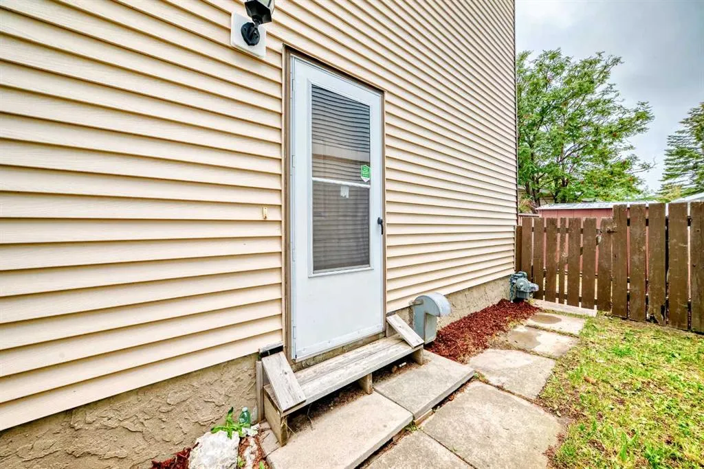 110 Edgeburn Crescent NW