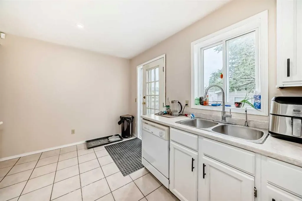 110 Edgeburn Crescent NW