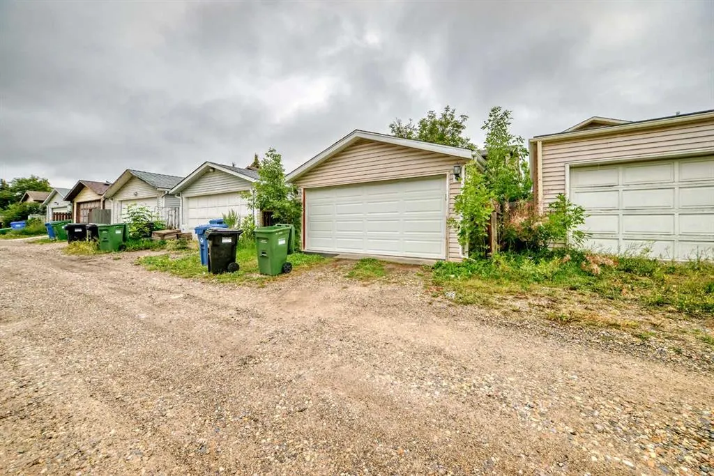 110 Edgeburn Crescent NW