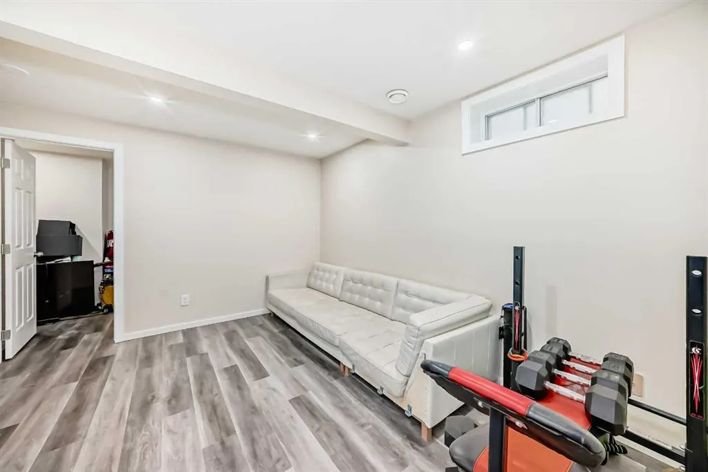 110 Edgeburn Crescent NW